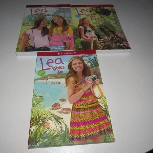 Lisa Yee AMERICAN GIRL Doll (3) Books~LEA Dives In~Leads the Way~LEA and Camila - Picture 1 of 3